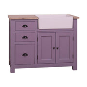 Fenyőfa mosogatószekrény, bal oldalán beépített, mély, négyszögletes kerámiakagylóval. A tárolsáról a bútor jobb oldalán elhelyzkedő két fiók, valamint ajtós táróló gondoskodik. A mosdókagyló alatt kétszárnyas ajtóval zárható tároló található. A bútor színe matt lila, a fedlap olajozott, natúr tölgyfa.