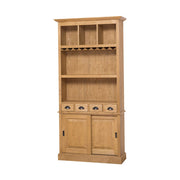Fenyőfa pohárszék szekrény. A bútor felső részén három tárolórekesz, két polc, valamint talpasz poharak számára kialakított tárolósor lett kialakítva. Alul három fiók, és tolóajtós tároló található. Színe: natúr.