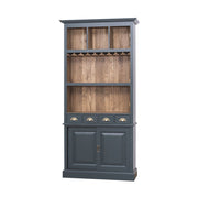 Fenyőfa pohárszék szekrény. A bútor felső részén három tárolórekesz, két polc, valamint talpasz poharak számára kialakított tárolósor lett kialakítva. Alul három fiók, és tolóajtós tároló található. Színe: sötét türkizkék és natúr.