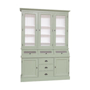 Kétrészes fenyőfa tálalószekrény. A felső részen három vitrines ajtó mögött három polc található. Alul három fók, két ajtós tároló és három vitrines rekesz gondoskodik a tárolásról. A bútor külső színe halvány mentazöld, belülről fehér.