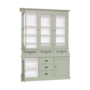 Kétrészes fenyőfa tálalószekrény. A felső részen három vitrines ajtó mögött három polc található. Alul három fók, két ajtós tároló és három vitrines rekesz gondoskodik a tárolásról. A bútor külső színe halvány mentazöld, belülről fehér.