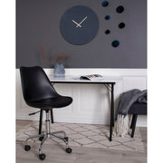 Skandináv stílusú, irodai szék, görgős króm lábakkal és bőrrel kárpitozott ülőfelülettel.