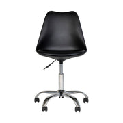 Skandináv stílusú, irodai szék, görgős króm lábakkal és bőrrel kárpitozott ülőfelülettel.