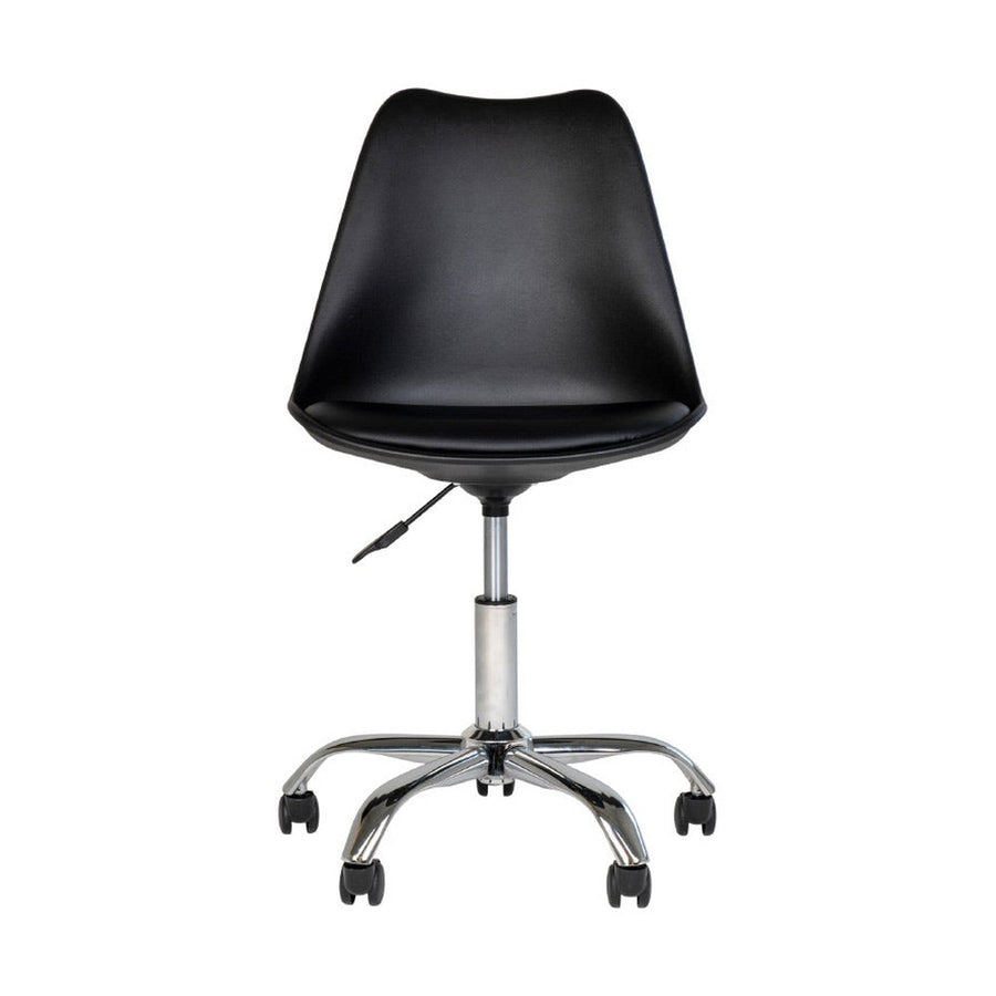 Skandináv stílusú, irodai szék, görgős króm lábakkal és bőrrel kárpitozott ülőfelülettel.