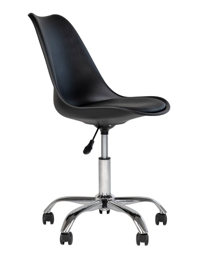 Skandináv stílusú, irodai szék, görgős króm lábakkal és bőrrel kárpitozott ülőfelülettel.