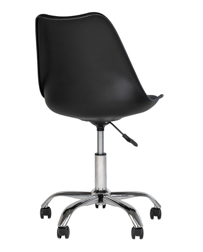 Skandináv stílusú, irodai szék, görgős króm lábakkal és bőrrel kárpitozott ülőfelülettel.