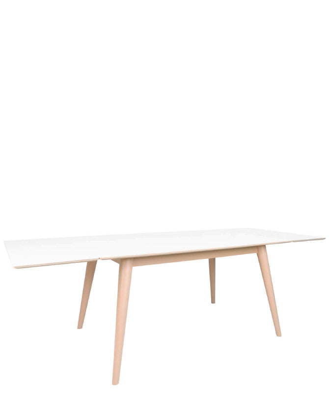 Bővíthető skandináv stílusú étkezőasztal, natúr színű fenyőfa lábbakkal és fehér színű MDF asztalappal.