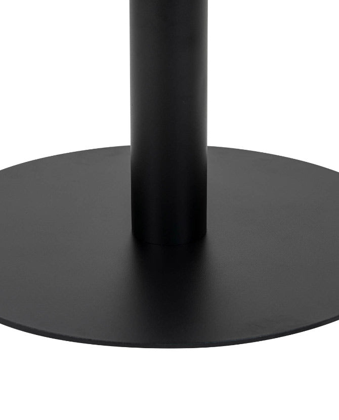 Modern stílusú, kerek étkezőasztal fekete acél oszloplábbal, és márványmintás MDF asztallappal.