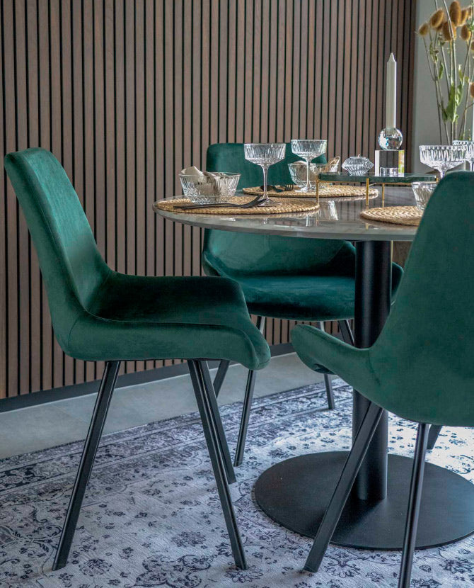 Modern stílusú, kerek étkezőasztal fekete acél oszloplábbal, és márványmintás MDF asztallappal.
