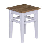 Klasszikus formatervezésű, fehér színű hokedli fenyőfából, tölgyfa ülőlappal, ami natúr színű.