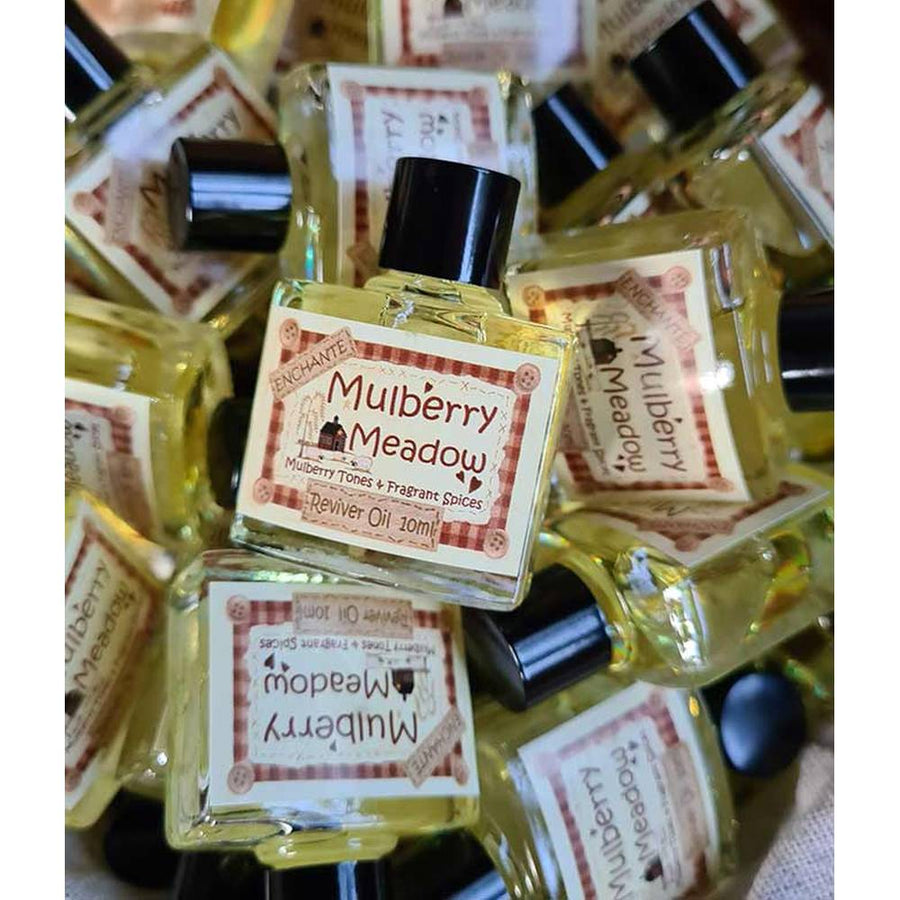 Mulberry Meadow illóolaj üvegek közelről, fűszeres faeper illat