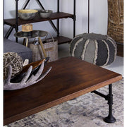 Ipari stílusú mangófa dohányzóasztal, fekete színű vas lábakkal.