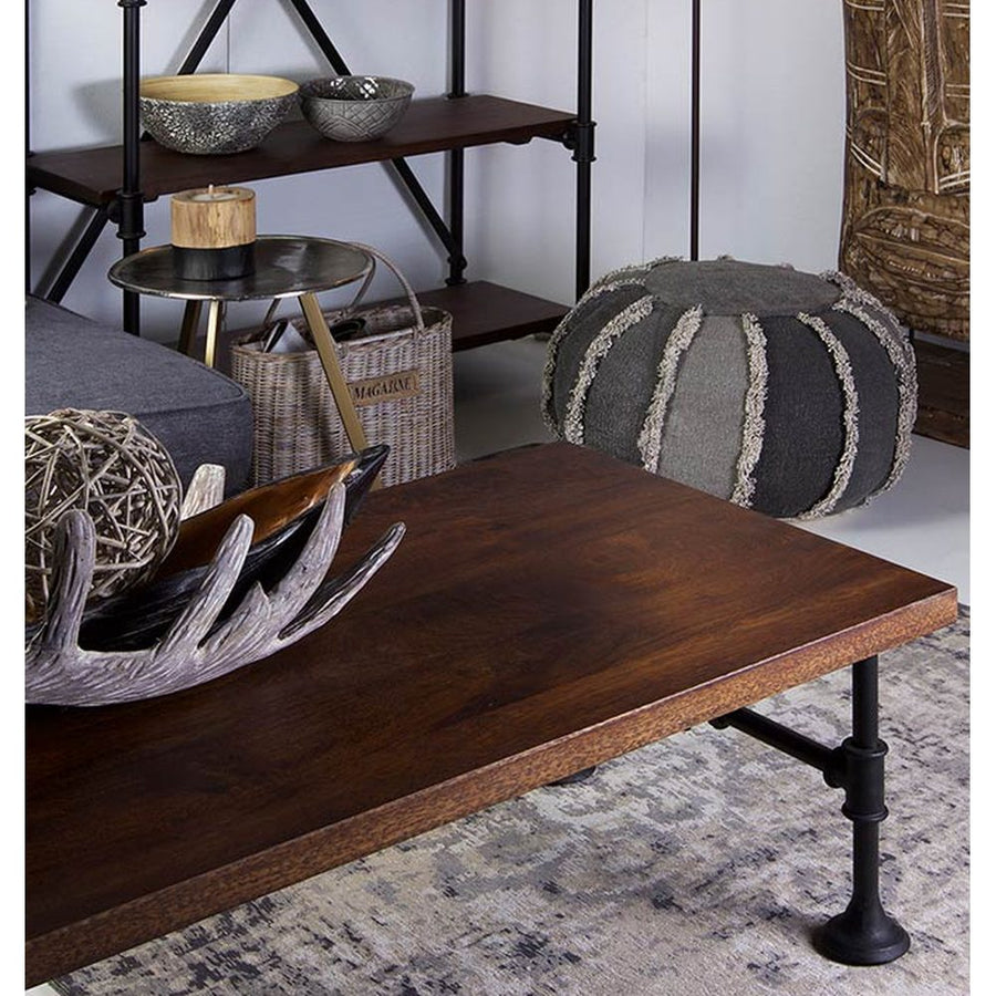 Ipari stílusú mangófa dohányzóasztal, fekete színű vas lábakkal.