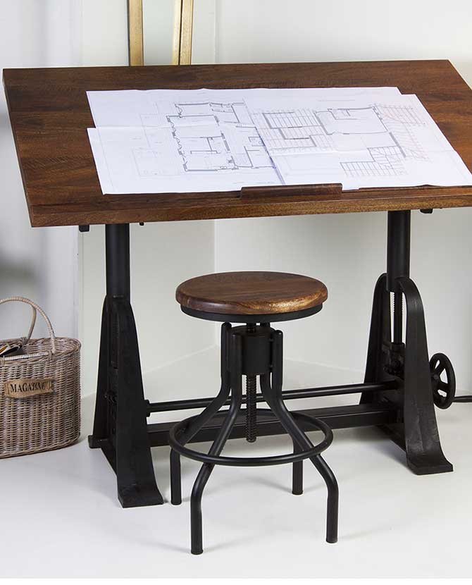 Industrial stílusú, állítható magasságú, és dönthető tervezőasztal mangófából és vasból.