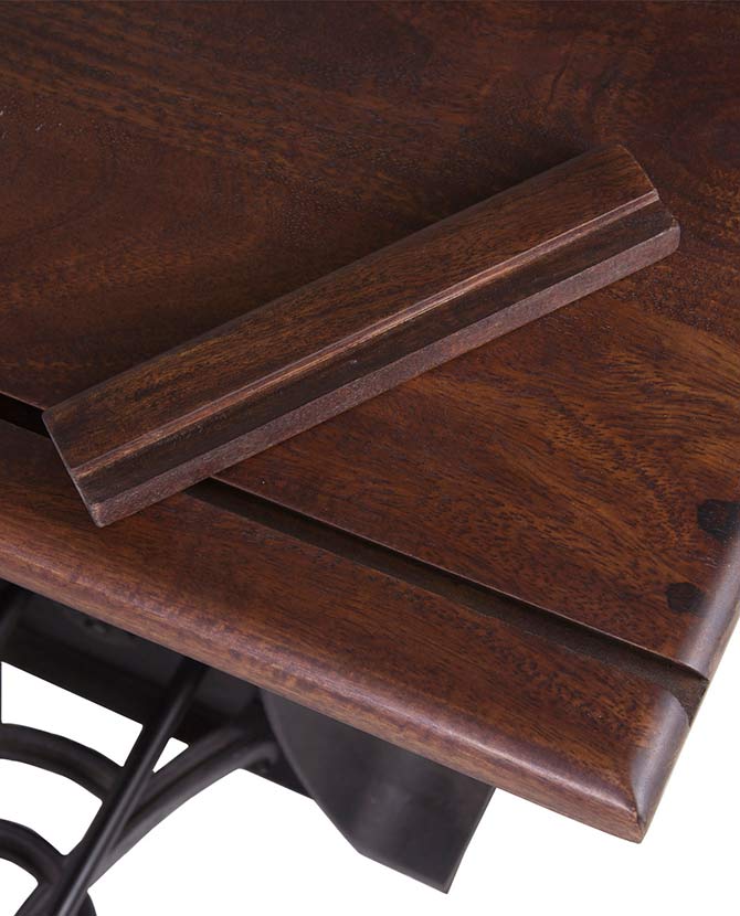 Industrial stílusú tervezőasztal ülőkével. Mind a szék, mind az asztal állítható magasságú, az asztallap dönthető is. A bútor szerkezte vas, mangófa ülőfelülettel és asztallappal.