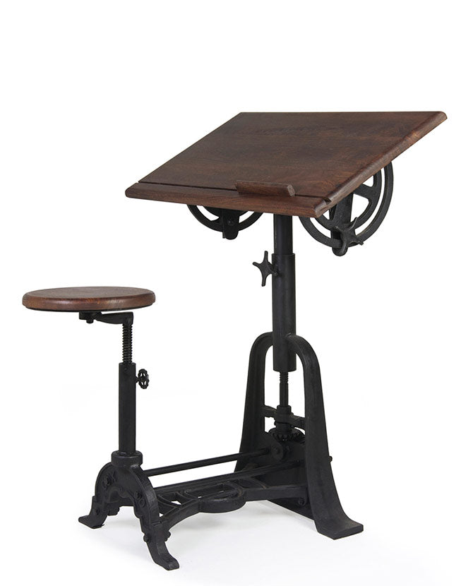 Industrial stílusú tervezőasztal ülőkével. Mind a szék, mind az asztal állítható magasságú, az asztallap dönthető is. A bútor szerkezte vas, mangófa ülőfelülettel és asztallappal.