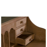 Közelkép az íróasztal jobb oldalán taláható kisméretű fiókokról. Az egyik fiók ki van húzva.