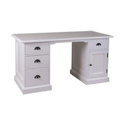 Klasszikus fenyőfa íróasztal, négy fiókkal, és egy ajtós tárolóval.