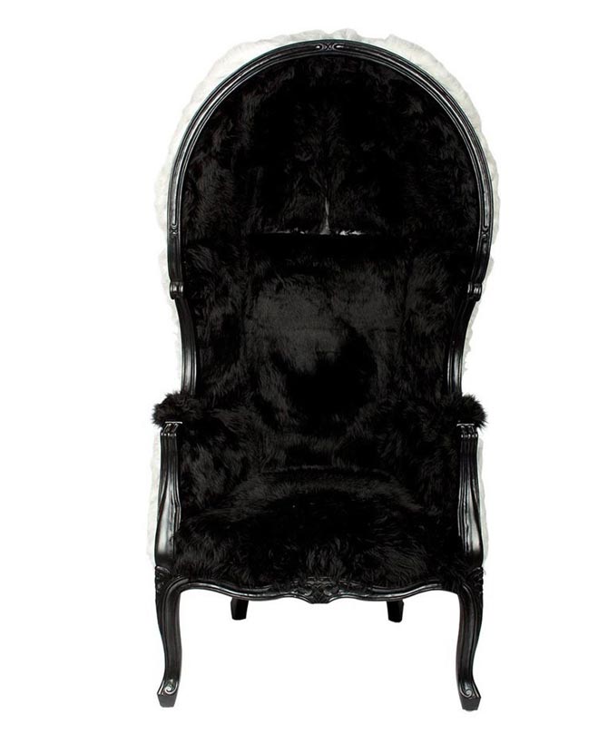 Moulin Noir stílusú, dekoratív megjelenésű, fekete és fehér színű szőrmével kárpitozott hintó fotel.