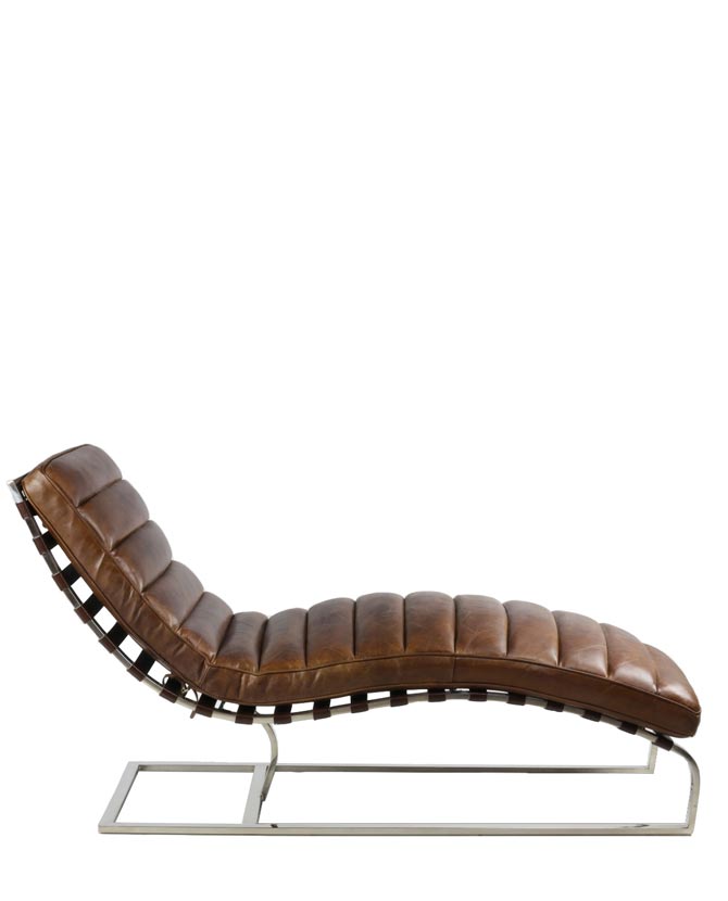Vintage stílusú, antik dohányszínű bőrrel kárpitozott relaxiációs fotelágy.