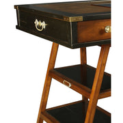 Prémium kategóriás, hársfából készült kapitányi íróasztal fiókokkal és polcokkal.