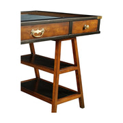 Prémium kategóriás, hársfából készült kapitányi íróasztal fiókokkal és polcokkal.