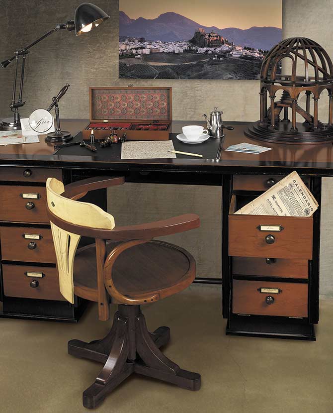 Prémium kategóriás, hársfából készült kapitányi íróasztal 8 fiókkal.