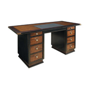 Prémium kategóriás, hársfából készült kapitányi íróasztal 8 fiókkal.