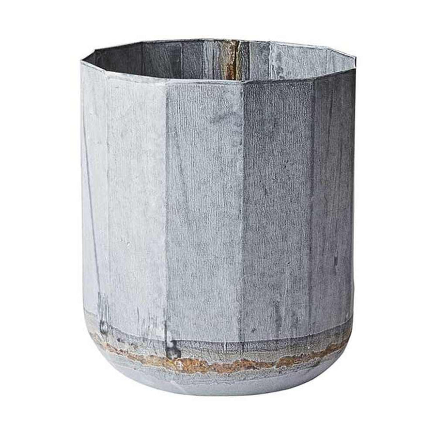 Háromdarabos, vidéki stílusú bádogkaspó szett közpső tagja.