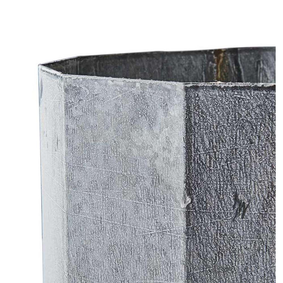 Háromdarabos, vidéki stílusú bádogkaspó szett perem részlete.