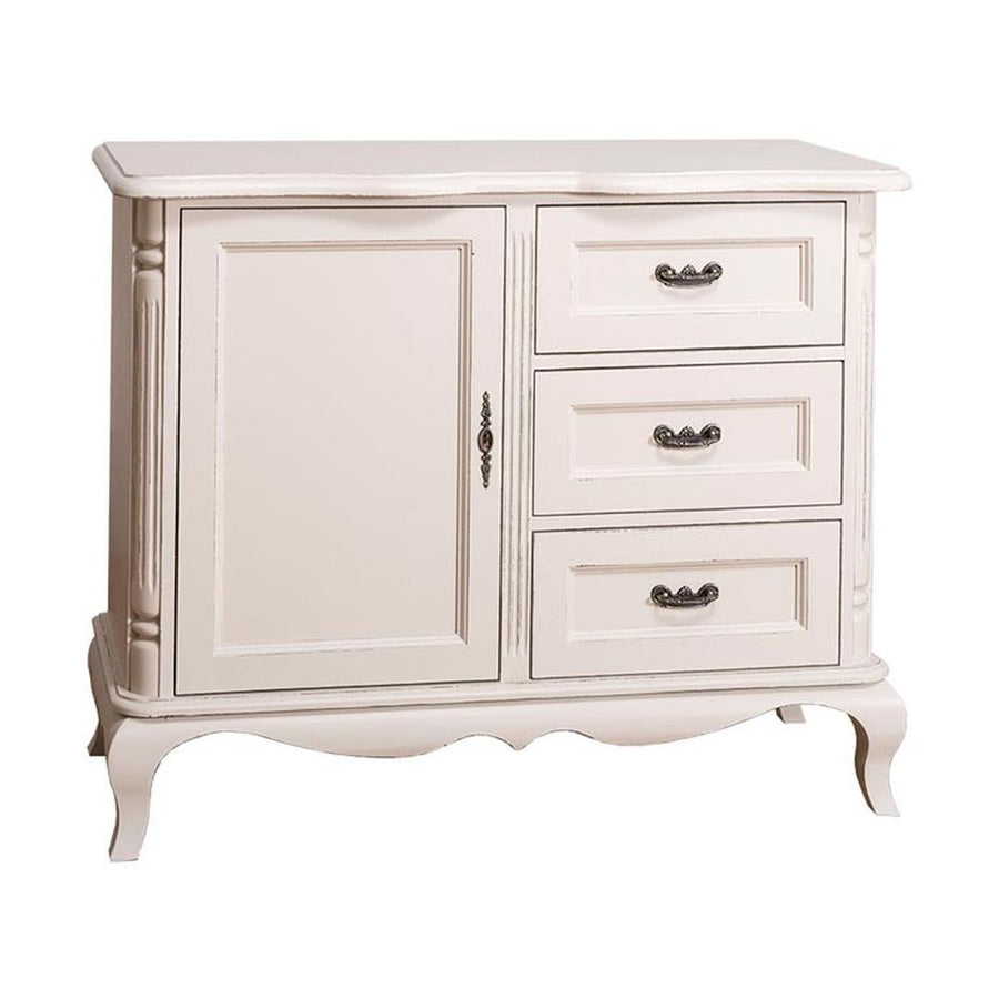Fehér színű, shabby chic stílusú fenyőfa komód  három fiókkal és egy ajtós tárolóval.
