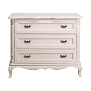 Shabby chic stílusú, fehér színű fenyőfa komód, három nagyméretű fiókkal.