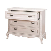 Shabby chic stílusú, fehér színű fenyőfa komód, három nagyméretű fiókkal.