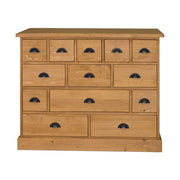 Klasszikus formatervezésű komód 13 eltérő nagyságú fiókkal. Színe natúr.