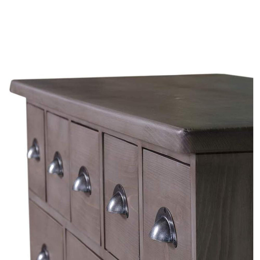 Klasszikus formatervezésű komód 13 eltérő nagyságú fiókkal. Színe barna.