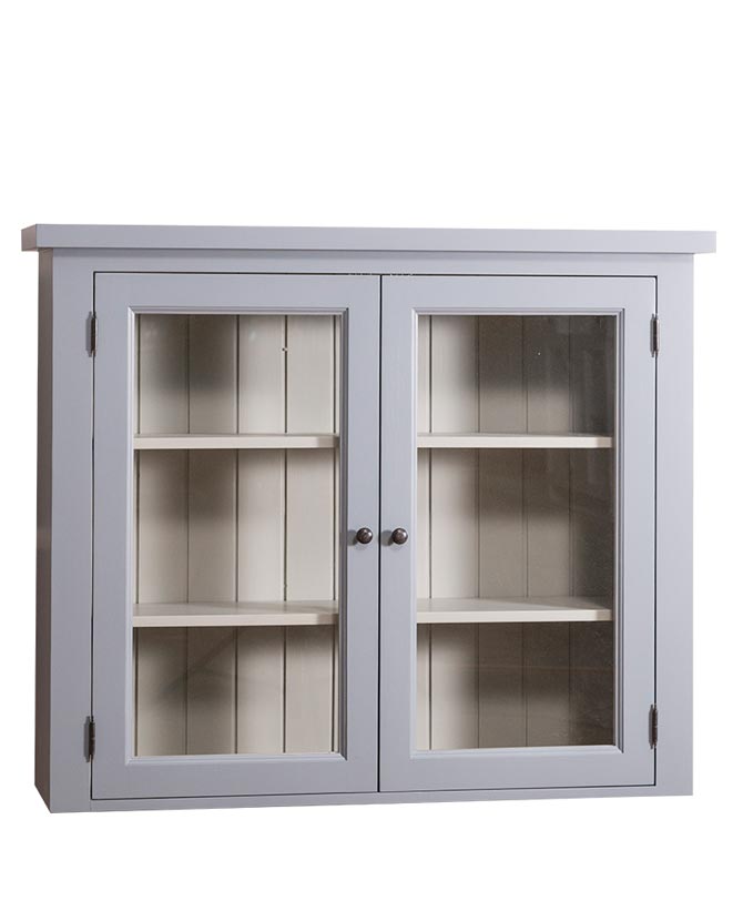 Törtfehér és bézs színű konyhai faliszekrény, két üveges ajtóval, és két polccal.