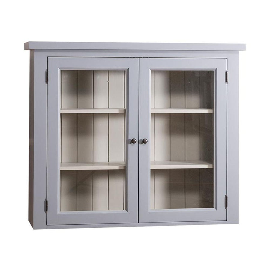Törtfehér és bézs színű konyhai faliszekrény, két üveges ajtóval, és két polccal.