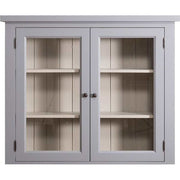 Törtfehér és bézs színű konyhai faliszekrény, két üveges ajtóval, és két polccal.