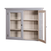 Törtfehér és bézs színű konyhai faliszekrény, két üveges ajtóval, és két polccal.