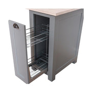 Country stílusú kihúzható konyhaszekrény. Szürke és natúr színű. Látható a fémszerkezetes tárolópolc.