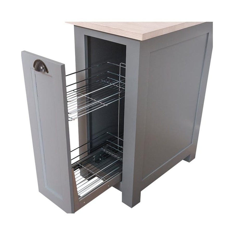 Country stílusú kihúzható konyhaszekrény. Szürke és natúr színű. Látható a fémszerkezetes tárolópolc.