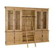 Prémium, nagyméretű fenyőfa vitrin-könyvszekrény. A felső részen két darab, kétszárnyú üveges ajtó található a két szélén, középen nyitott polc van. Az alsó részén két darab, tömör fából készült kétárnyas ajtó, valamint középen nyitott polc található. Színe: viaszolt natúr.