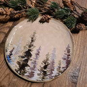 Skandináv stílusú, kézműves kerámia desszerttányér, téli fenyőerdő díszítéssel .