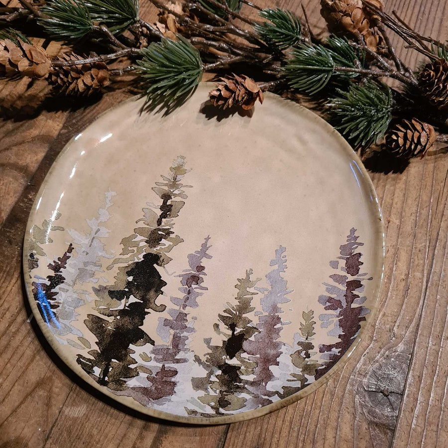 Skandináv stílusú, kézműves kerámia desszerttányér, téli fenyőerdő díszítéssel .