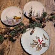 Skandináv stílusú, kézműves kerámia desszerttányér, téli fenyőerdő díszítéssel .