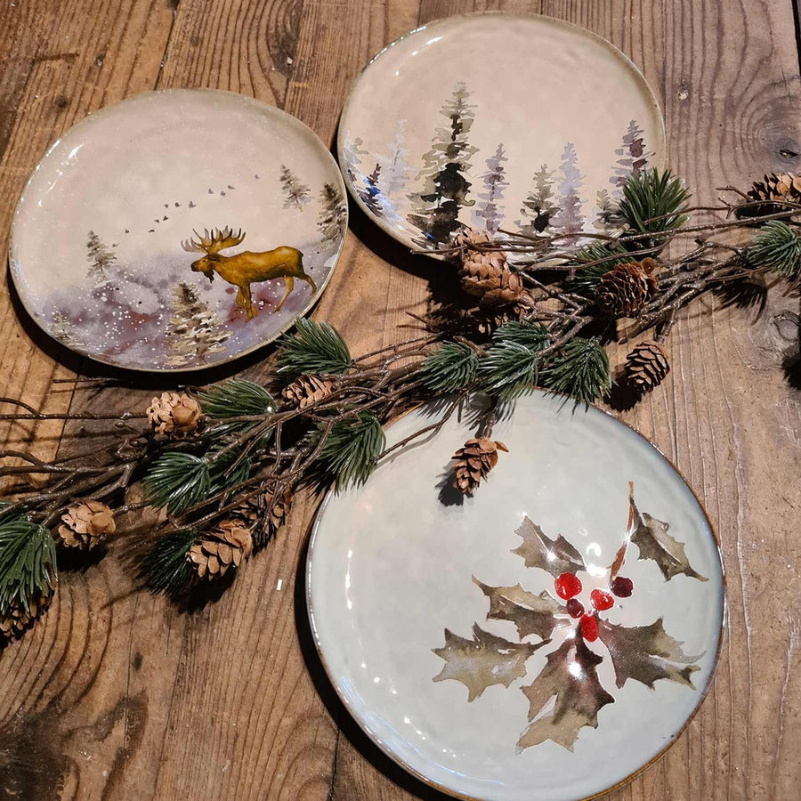 Skandináv stílusú, kézműves kerámia desszerttányér, téli fenyőerdő díszítéssel .