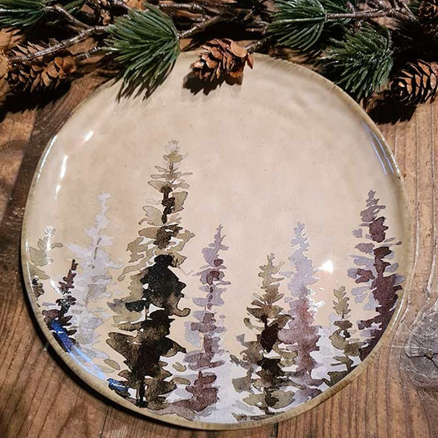 Skandináv stílusú, kézműves kerámia desszerttányér, téli fenyőerdő díszítéssel .