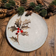 Skandináv stílusú, kézműves kerámia desszerttányér magyal díszítéssel..