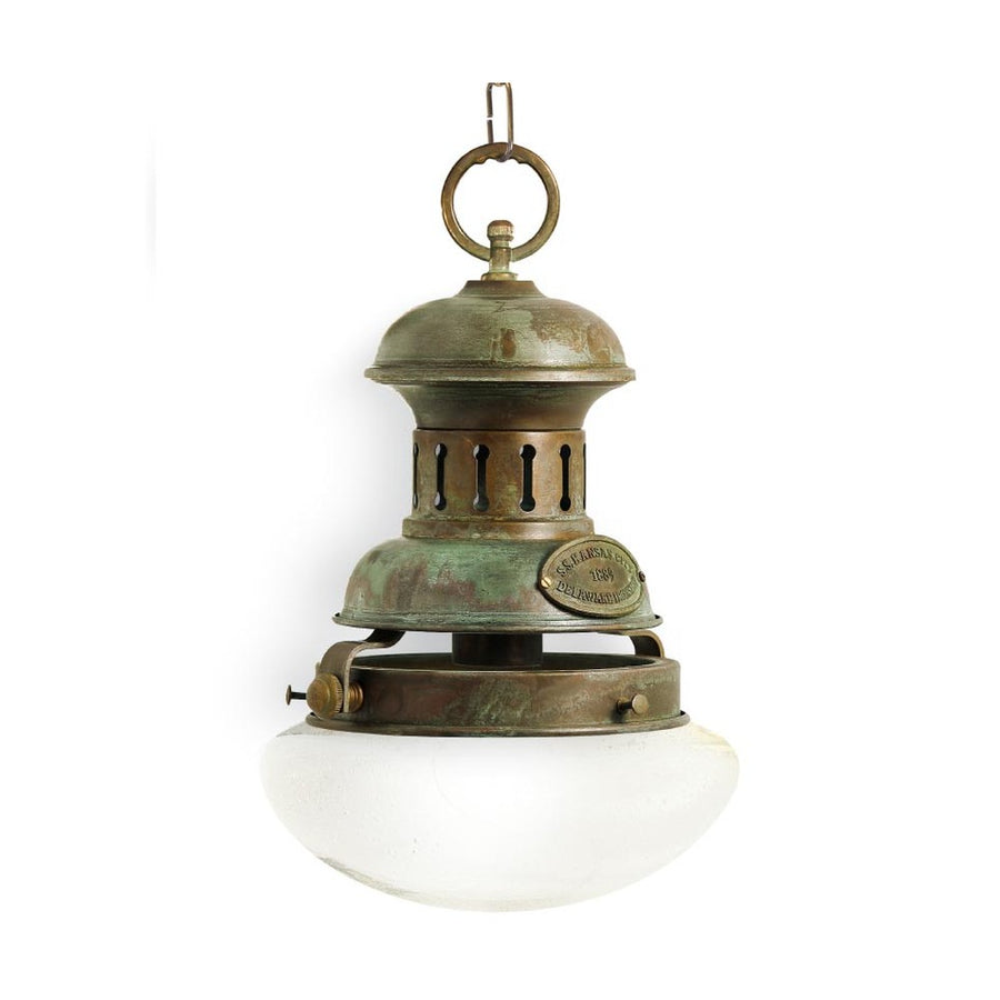 Vintage stílusú, antikolt sárgaréz színű, rézből készült függeszték, opál üvegbúrával.