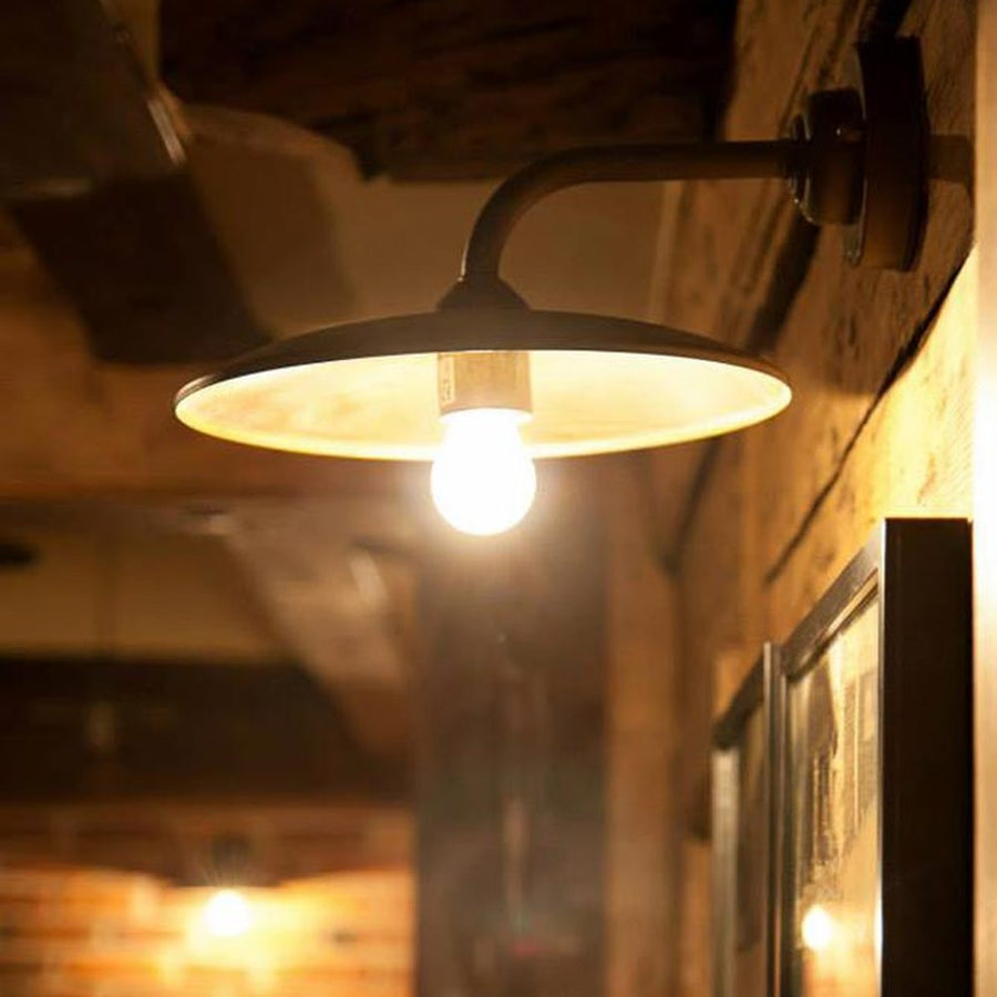 Loft stílusú, antikolt sárgaréz színű, rézből készült falikar átlátszó üvegbúrával.